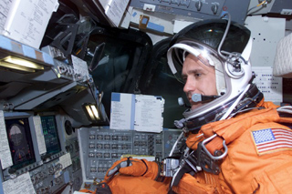 astronaut oefelein in the cockpit